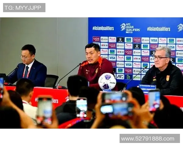 重庆足球队团队协作引发热议球迷对战术配合和球员默契提出质疑