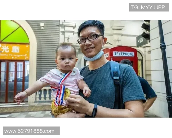 足球明星携萌娃共度亲子时光小小球员展现天赋与快乐